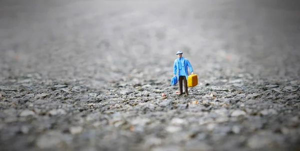 Turismo Possesso Borse Camminare Soli Strada Giorno Vacanza Figura Miniatura — Foto Stock