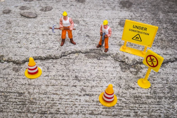 Bau Warnung Wartungsteam Zur Reparatur Straße Rissig Miniaturfigur Mit Warnschild — Stockfoto