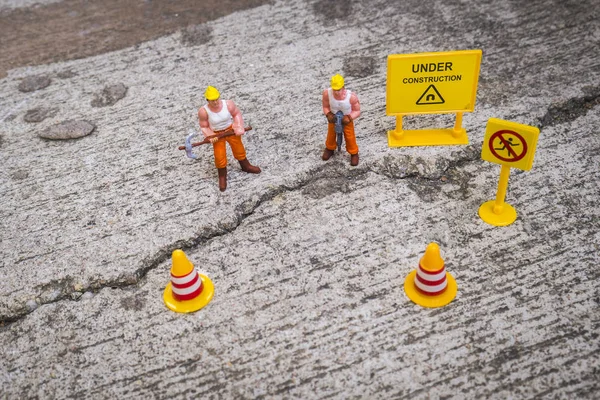 Bau Warnung Wartungsteam Zur Reparatur Straße Rissig Miniaturfigur Mit Warnschild — Stockfoto