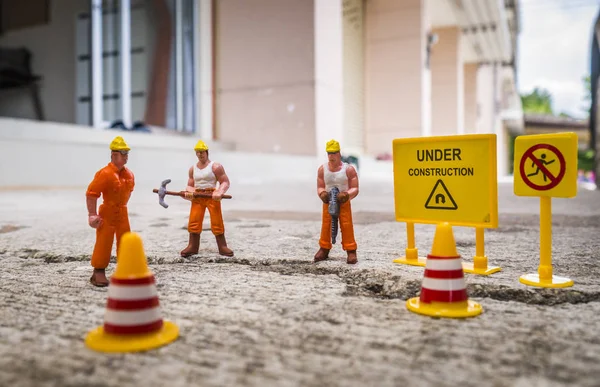 Fase Avviso Costruzione Squadra Manutenzione Riparare Strada Incrinata Figura Miniatura — Foto Stock