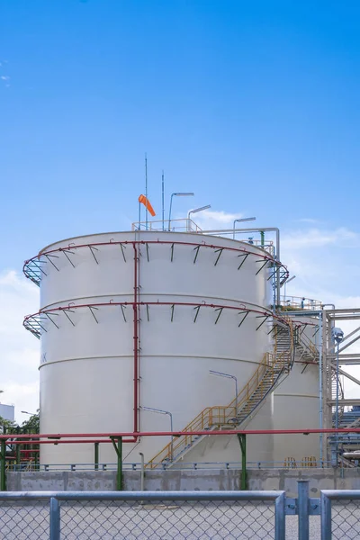 Stockage de réservoir avec ciel bleu — Photo