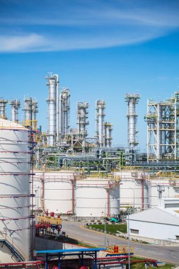 Mavi gökyüzü ile petrol ve rafineri endüstriyel tesis