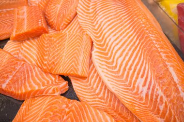 Çiğ somon filetosu.