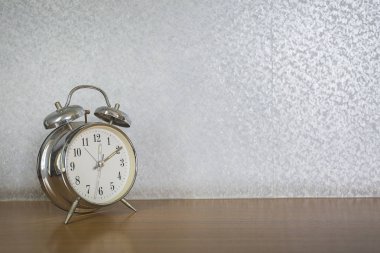 Yatak odasında masa saati