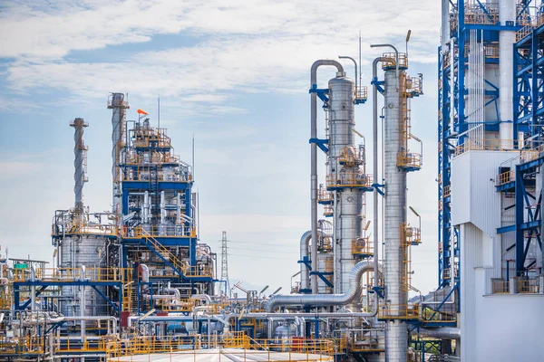 Impianto industriale di petrolio e raffineria con cielo blu — Foto Stock