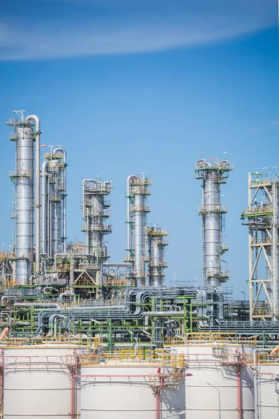 Impianto industriale di petrolio e raffineria con cielo blu — Foto Stock