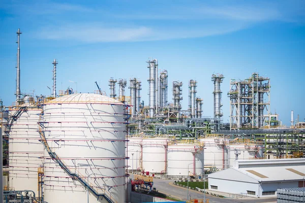 Mavi gökyüzü ile petrol ve rafineri endüstriyel tesis