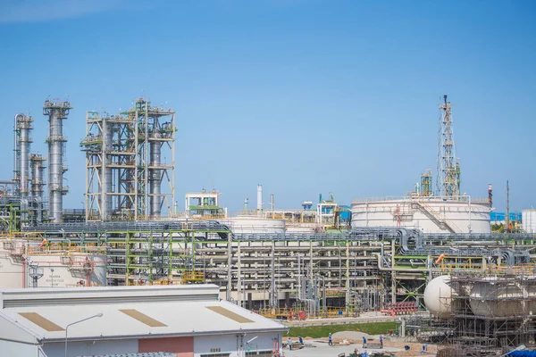 Planta industrial de petróleo y refinería con cielo azul — Foto de Stock