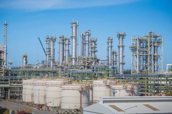 Installation industrielle pétrolière et raffinerie avec ciel bleu — Photo