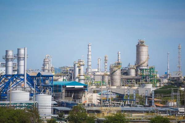 Petróleo e refinaria planta industrial com céu azul — Fotografia de Stock