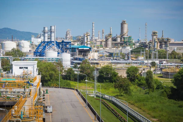 Installation industrielle pétrolière et raffinerie avec ciel bleu — Photo