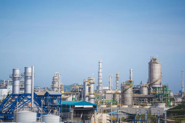 Mavi gökyüzü ile petrol ve rafineri endüstriyel tesis