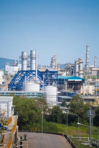 Öljy- ja jalostamoteollisuuslaitos, jolla on sininen taivas — kuvapankkivalokuva