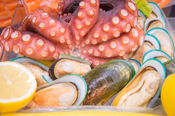 Frutti Mare Sul Mercato Polpo Guscio Sugli Scaffali Degli Alimenti — Foto Stock
