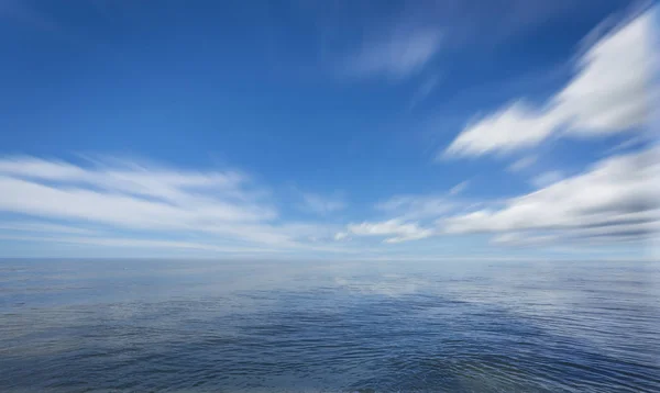 Mar con fondo azul del cielo — Foto de Stock