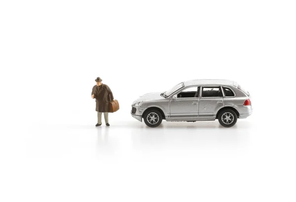 微型商业人与汽车隔离的白色背景 — 图库照片