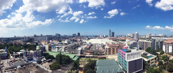 Pattaya stad met blauwe hemel — Stockfoto