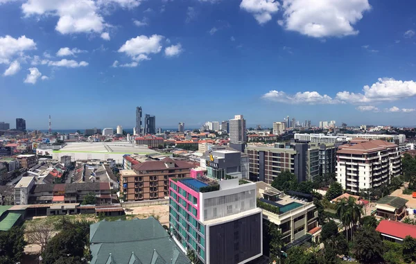 Pattaya stad met blauwe hemel — Stockfoto