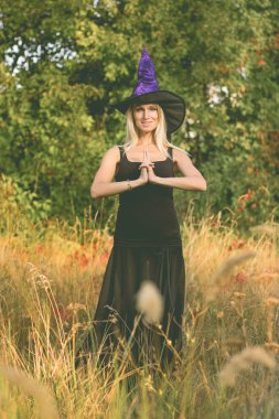 Sıradan erkek cadı kostüm pratik yoga