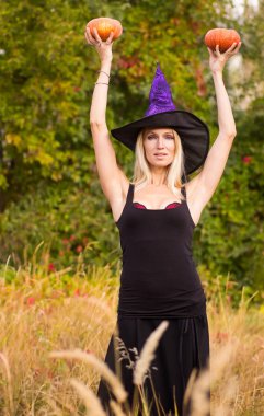 Kadın içinde pratik yoga Halloween kılık