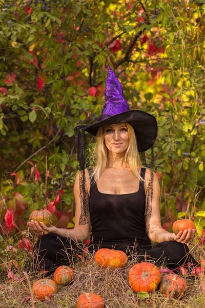 Menina adulta no traje de Halloween praticando ioga — Fotografia de Stock