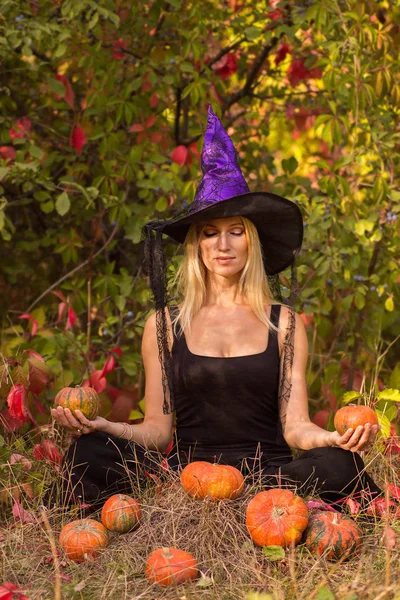 Chica joven en disfraz de Halloween practicando yoga —  Fotos de Stock