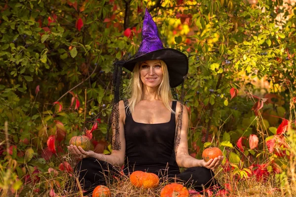Šťastná žena v Halloween kostýmu cvičení jógy — Stock fotografie