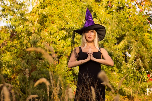 Güzel kızı pratik yoga cadı kostüm