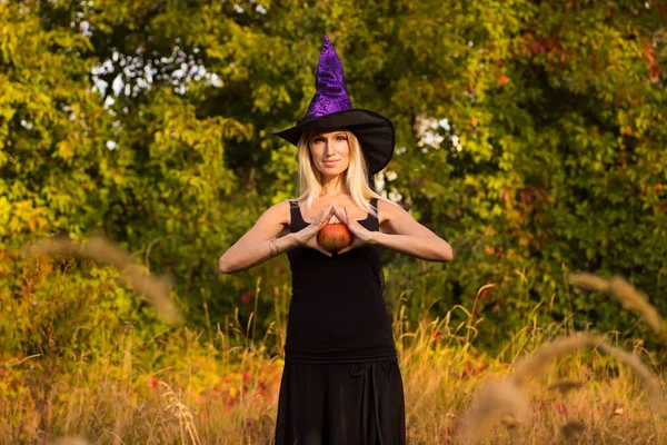 Menina ativa no traje de Halloween praticando ioga — Fotografia de Stock