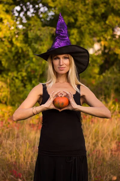 Menina no traje de Halloween praticando ioga — Fotografia de Stock