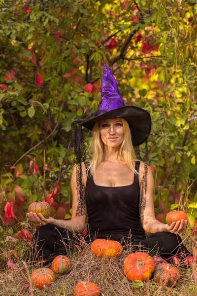 Chica adulta en disfraz de Halloween practicando yoga — Foto de Stock