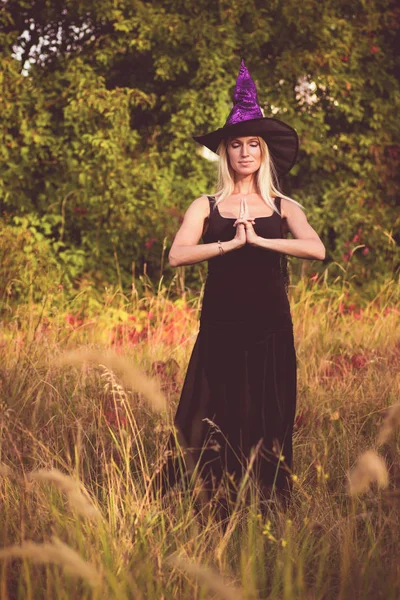 Güzel erkek içinde pratik yoga Halloween kılık