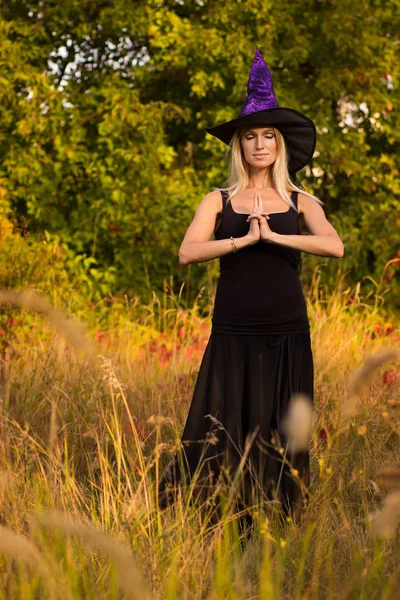 Bonita mujer disfrazada de Halloween practicando yoga —  Fotos de Stock