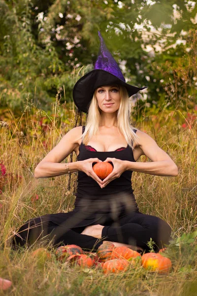 Cadı kostüm lotus poz oturan kadın