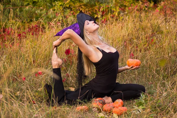 Gülümseyen kadın cadı kostüm pratik yoga