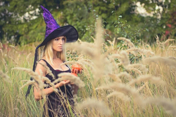 Güzel kadın cadı kostümü poz