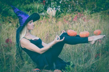 Etkin kızı pratik yoga cadı kostüm