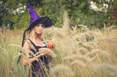 Güzel kadın cadı kostümü poz