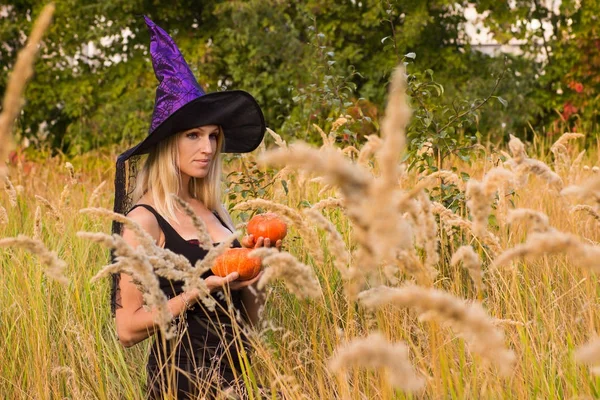 Mutlu kadın cadı kostümü poz