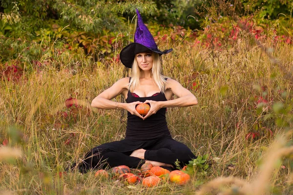 Chica en traje de bruja entrenamiento pose de loto —  Fotos de Stock