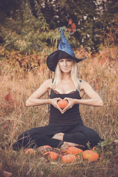 Cadı kostüm lotus poz oturan kadın