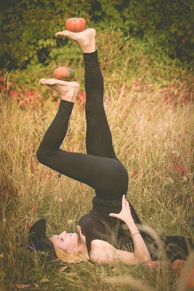 Sportmädchen im Hexenkostüm praktiziert Yoga — Stockfoto