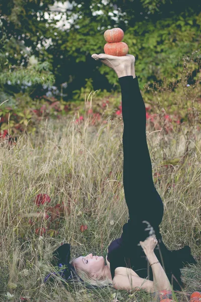 Mujer feliz en traje de bruja practicando yoga — Foto de Stock