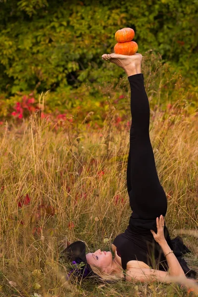 Mujer ordinaria en traje de bruja practicando yoga — Foto de Stock