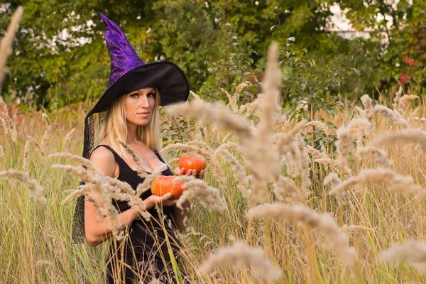 Blonde Frau posiert im Hexenkostüm — Stockfoto