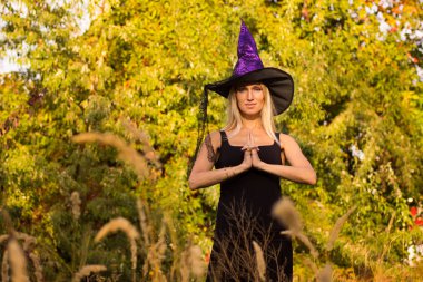 Güzel kızı pratik yoga cadı kostüm