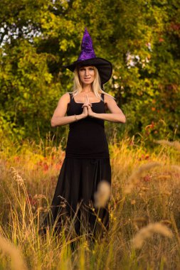 Mutlu erkek cadı kostüm pratik yoga