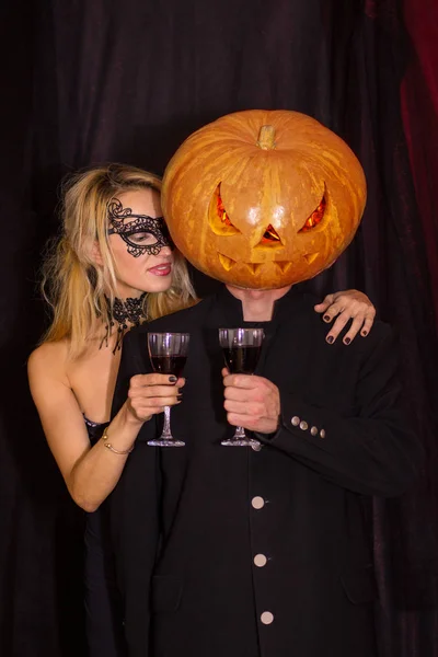 Cabeza de calabaza y niña en máscara con gafas — Foto de Stock