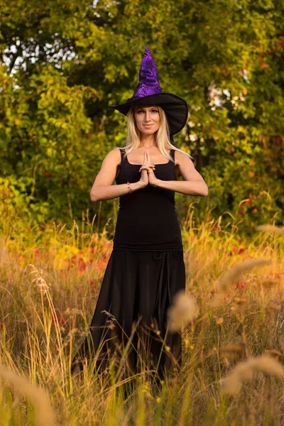 Mulher feliz no traje de Halloween praticando ioga — Fotografia de Stock