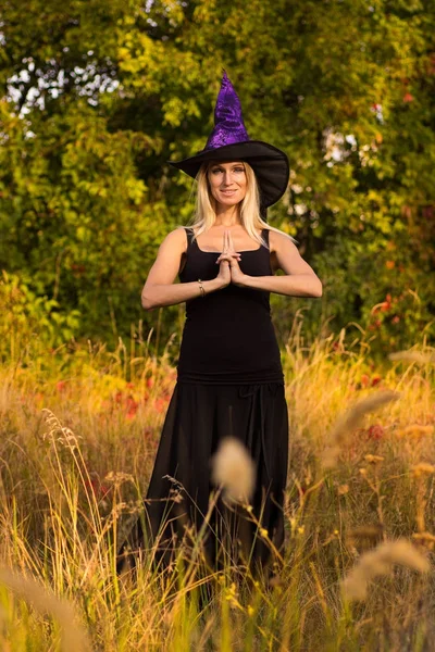 Sıradan erkek cadı kostüm pratik yoga